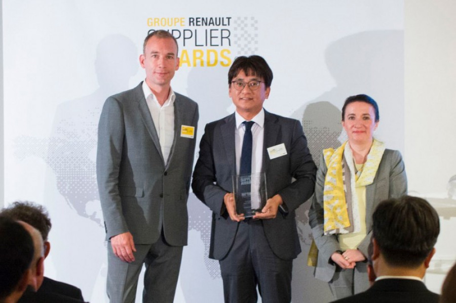 201807016 hankook tire receives corporate social responsibility award from groupe renault 48768