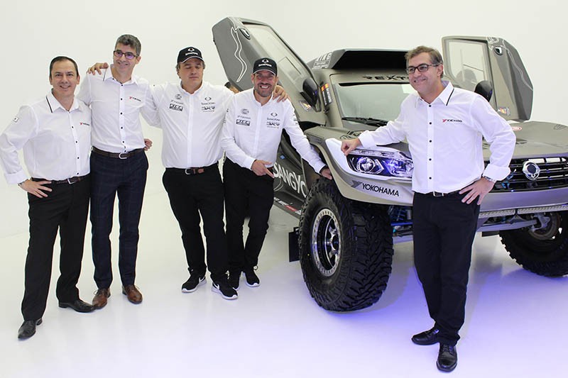 El equipo directivo de Yokohama con su equipo patrocinado del Dakar