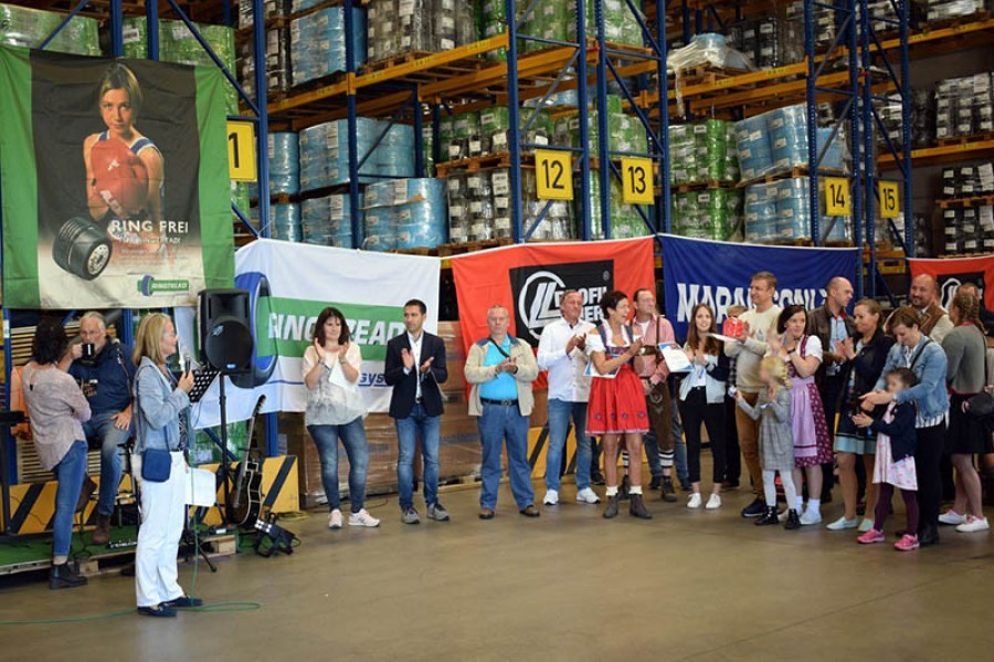 Ilona gaida presenting prizes and awards to employees web 60537