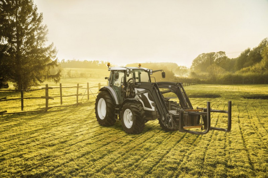 1 valtra smarttour tractor on continental tractormaster 56125