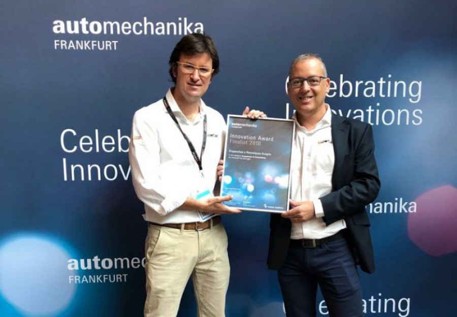 Fernando benito y alejandro rios con el premio innovacion en frankfurt 49414