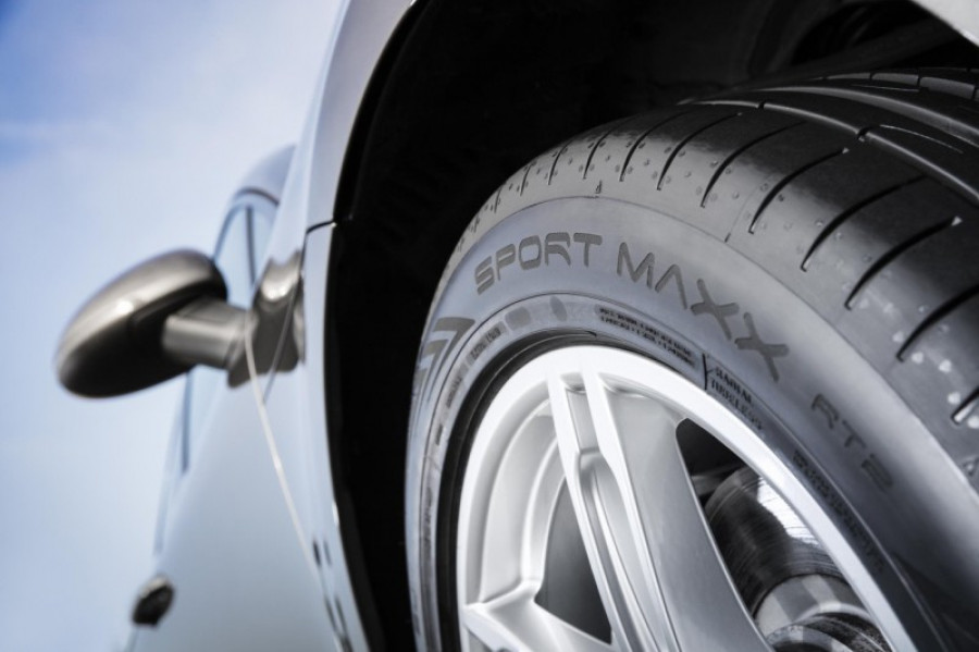 Dunlop sport maxx rt 2 suv beauty shots lowres 89196 47267