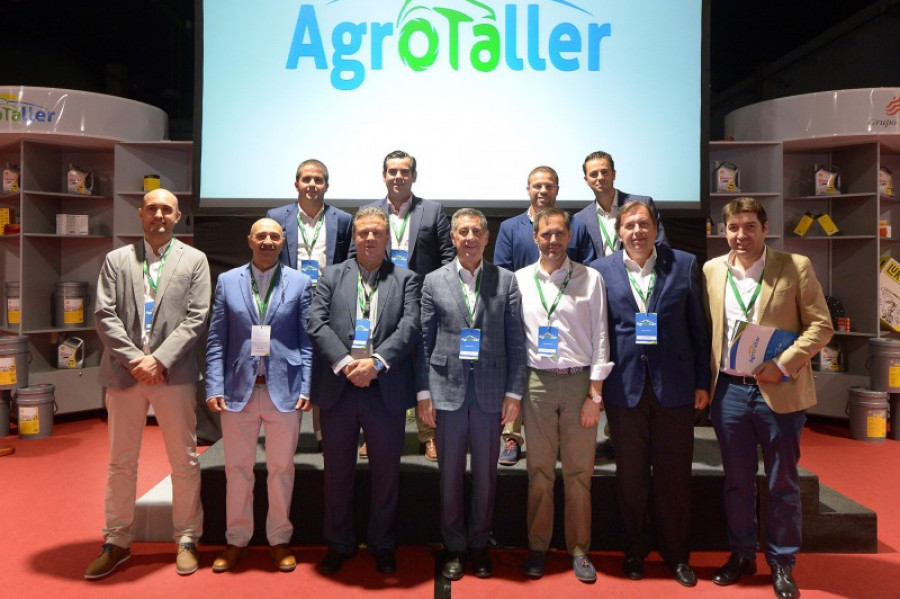 El equipo de grupo pena responsables de agrotaller junto a los ponentes 38366