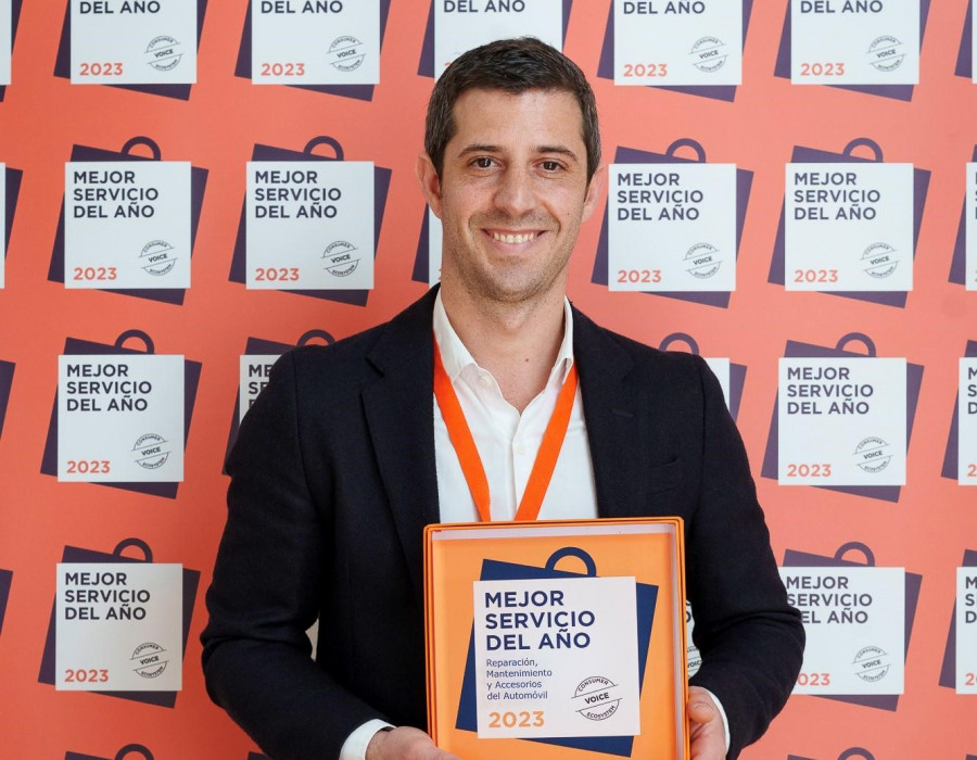 Gustavo Luca, director de centro Norauto, recogiendo el reconocimiento Mejor Servicio del Año