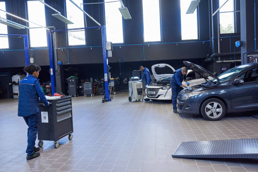 Puedo cambiar una bombilla halógena del coche por una LED?