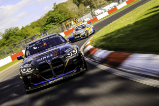El nuevo BMW M4 GT4 serie G82 del equipo Girls Only de Giti Tire Motorsport by WS Racing's en plena carrera.