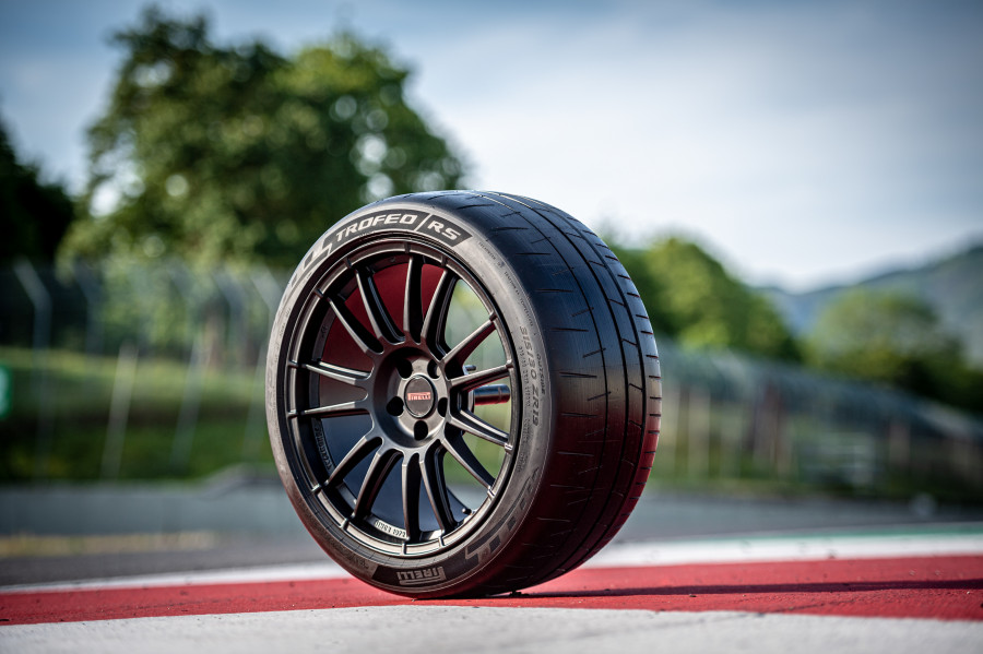 Pirelli P Zero Trofeo RS amb (1)