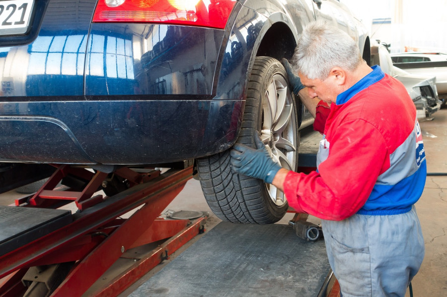 Auto repair shop g74a556cc2 1280