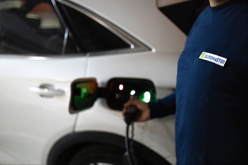 Cargando coche eléctrico (1)