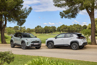 Toyota yariscrosshybrid130 premiereedtionygrsport vistalateral