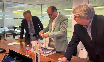 Presidente del comité electoral, Raúl Vaquero, durante el escrutinio en presencia del notario y del director general de GANVAM, Fernando Miguélez