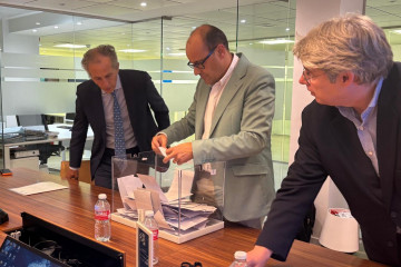 Presidente del comité electoral, Raúl Vaquero, durante el escrutinio en presencia del notario y del director general de GANVAM, Fernando Miguélez