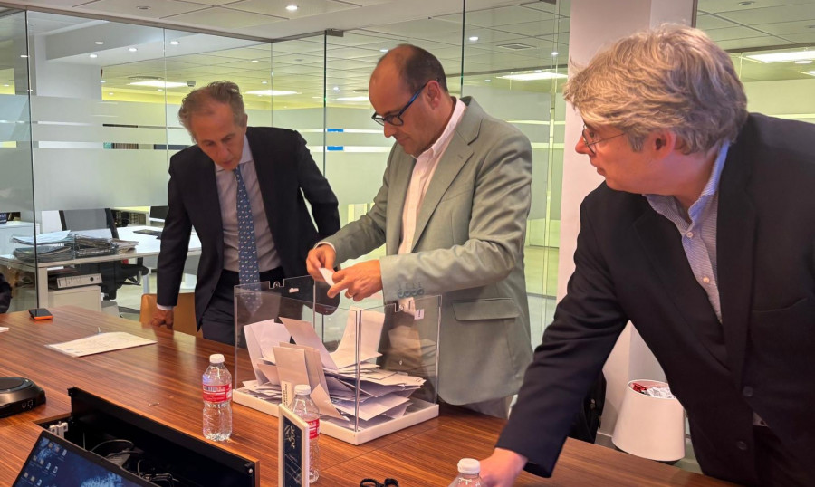 Presidente del comité electoral, Raúl Vaquero, durante el escrutinio en presencia del notario y del director general de GANVAM, Fernando Miguélez