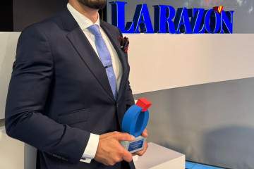 Oussama con el premio 3 (2)