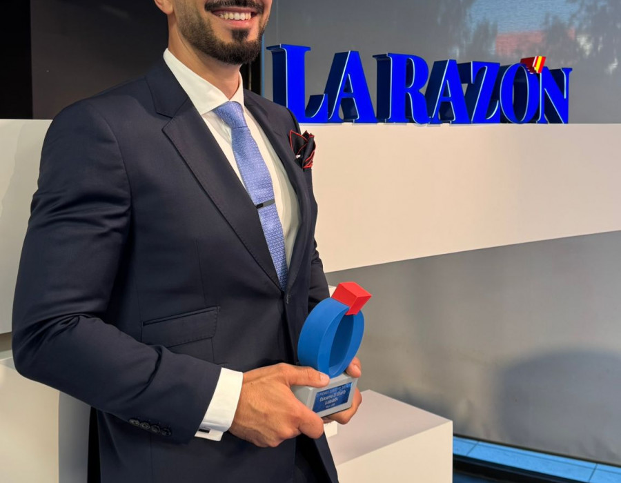 Oussama con el premio 3 (2)