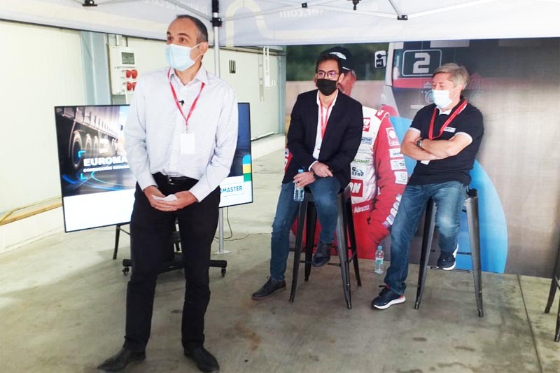 De izq. a der.: Francis Ferreira, Elías Ocque y Antonio Albacete, tricampeón de Europa de carreras de camiones.