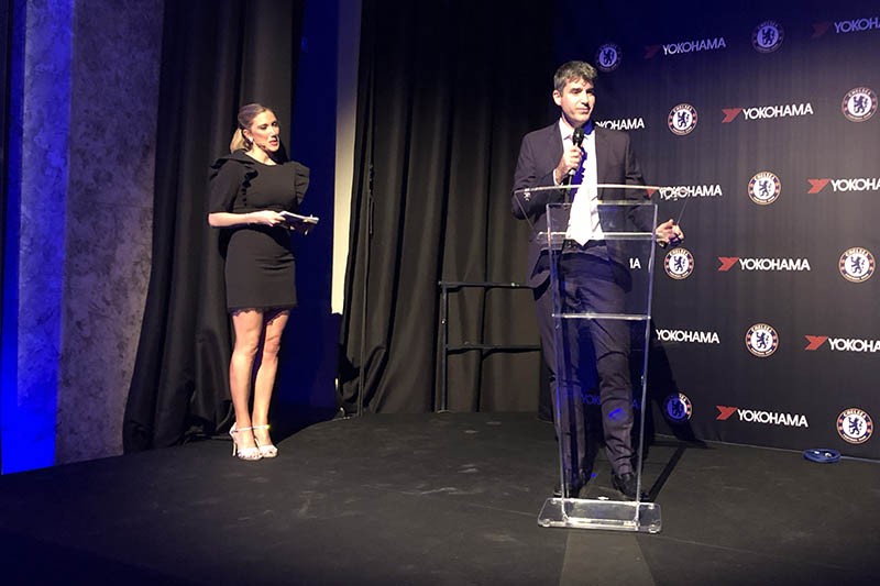 Víctor Manuel Cañizares en la prentación del patrocinio del Chelsea